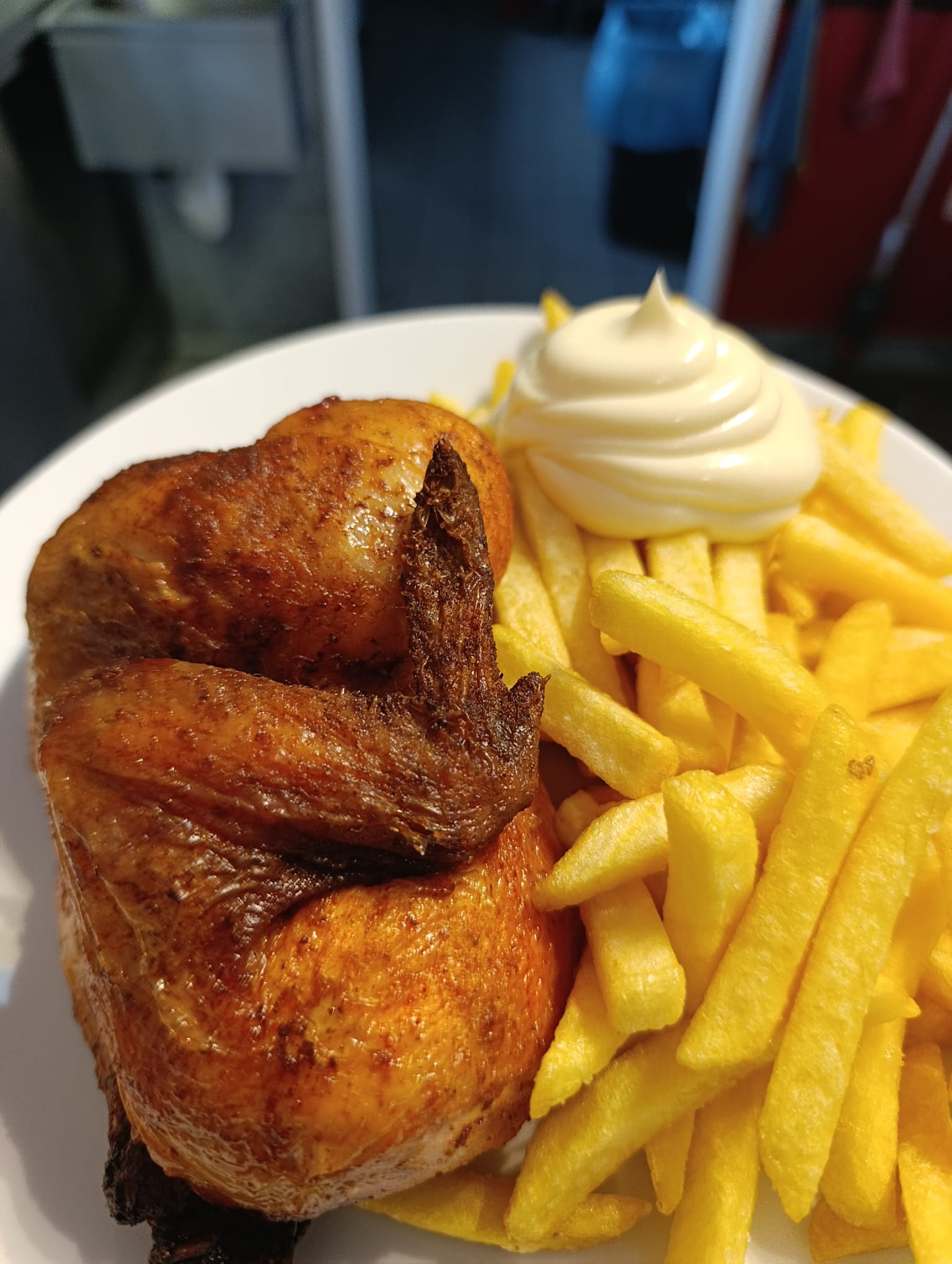 Knusprig gegrilltes halbes Hähnchen mit Pommes und Mayo bei Janni's Imbiss Viersen