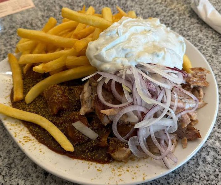 Original Taxiteller mit Gyros, Currywurst und Pommes in Viersen